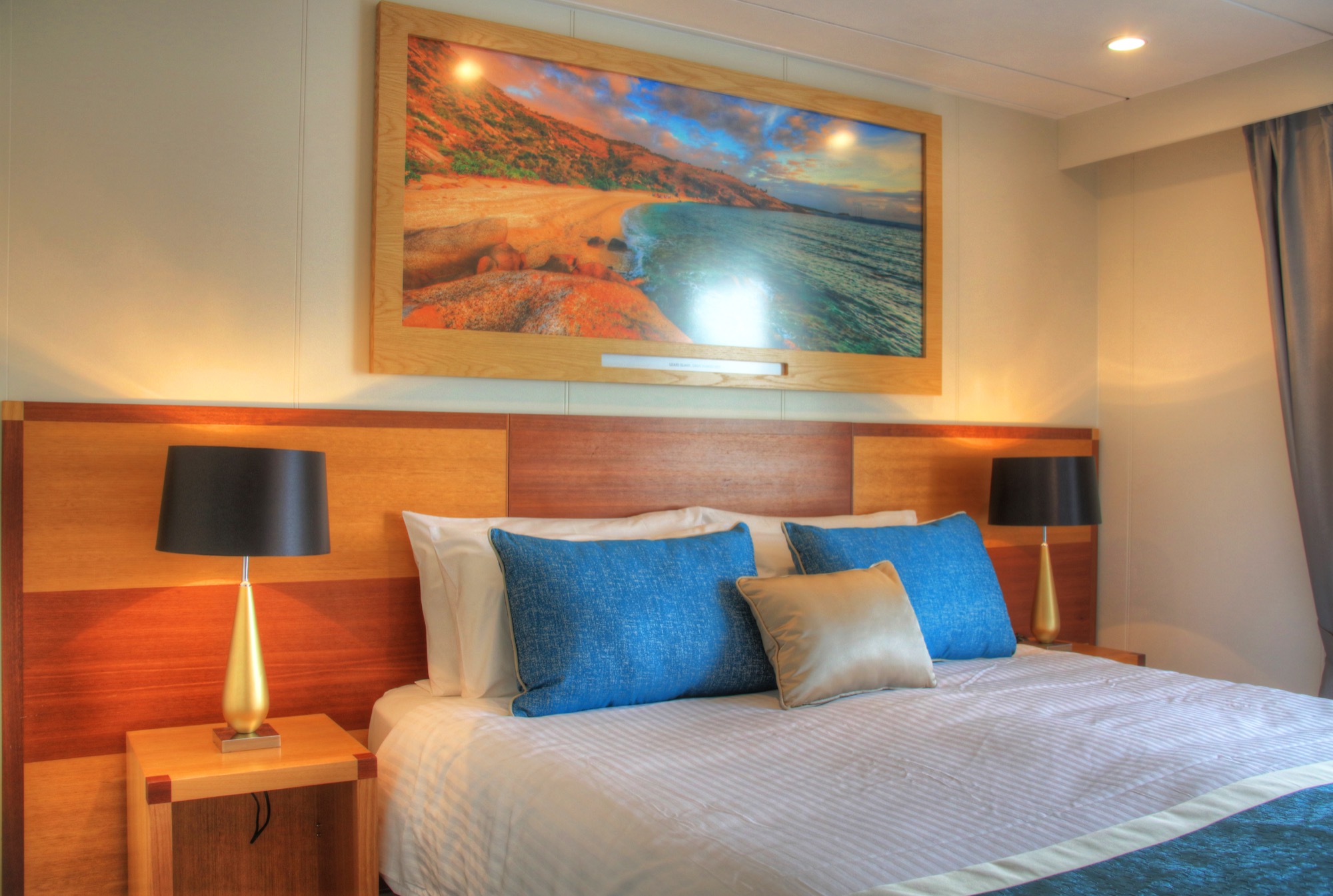 Coral Expeditions Coral Discoverer - Bridge Deck Balcony _bed_.jpg